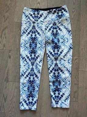 Victoria's Secret Blue Tie-Dye Patterned Capri Leggings in size M